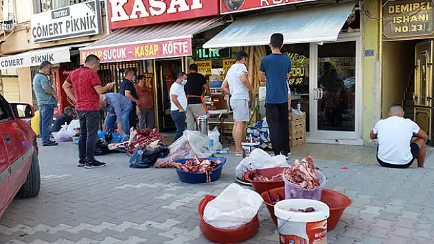 Kasaplarda kıyma çektirme mesaisi