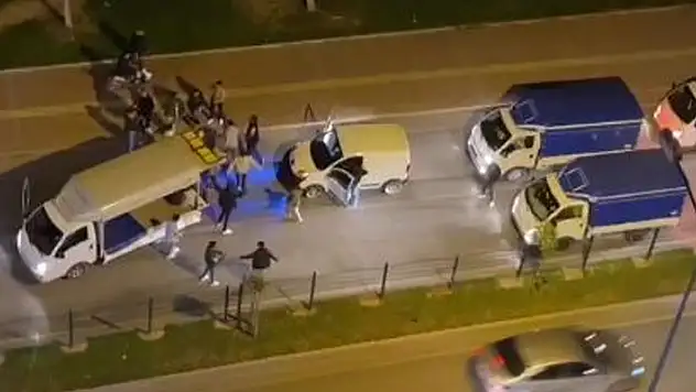 Kasası açık kamyonetle yolu kapatıp asker eğlencesi düzenlediler
