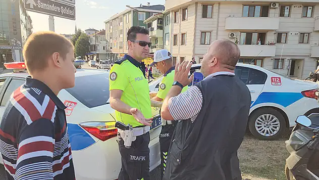 Kasksız yakalanan motosikletli: Bana ceza yazmayın, alo desem 10 kask gelir
