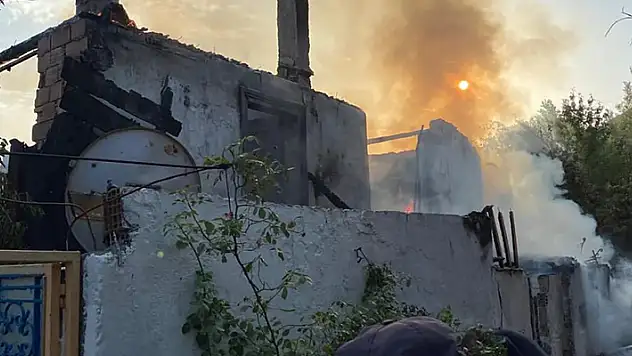 Kastamonu'da 2 katlı ev yandı kümesteki hayvanlar öldü
