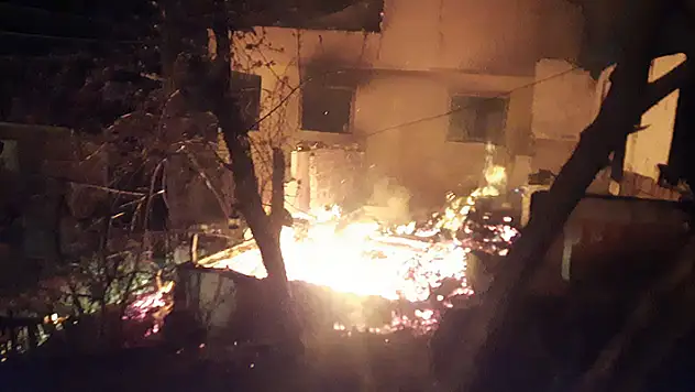 Kastamonu'da çıkan yangında 2 ev kullanılamaz hale geldi
