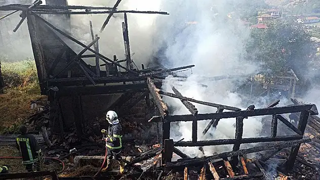 Kastamonu'da çıkan yangında 3 ev zarar gördü

