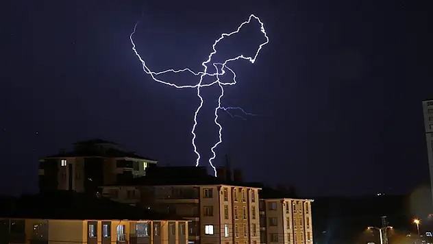 Kastamonu'da gök gürültülü sağanak etkili oldu
