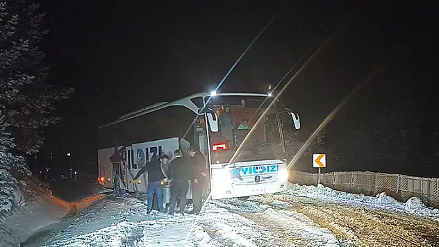 Kastamonu'da kar etkili oldu araçlar yolda mahsur kaldı 
