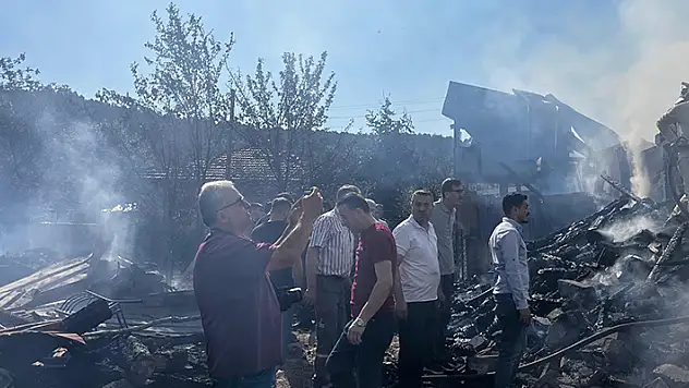 Kastamonu'da korkutan yangın: 3 ev küle döndü, 17 yaşındaki genç kayıp
