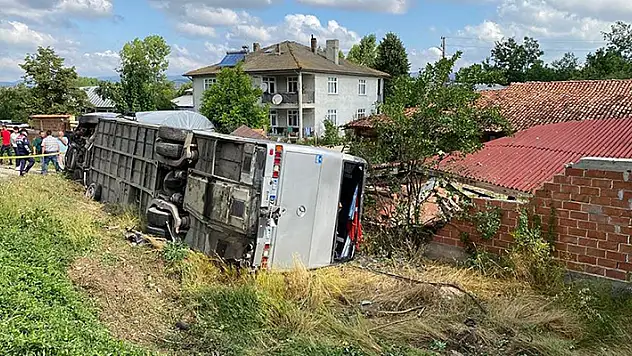 Kastamonu'da memurları taşıyan otobüs ile otomobil çarpıştı: 18 yaralı
