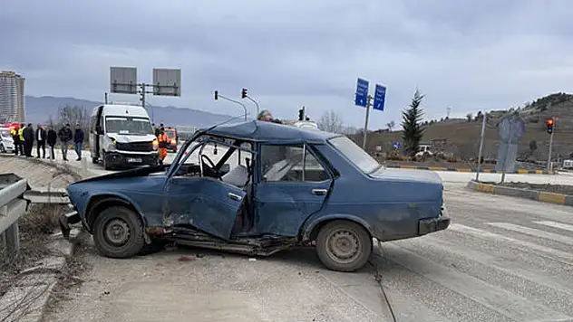 Kastamonu'da servis minibüsü ile otomobilin çarpıştığı kazada 6 kişi yaralandı
