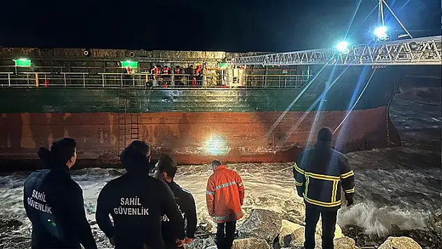 Kastamonu'da yük gemisi karaya oturdu
