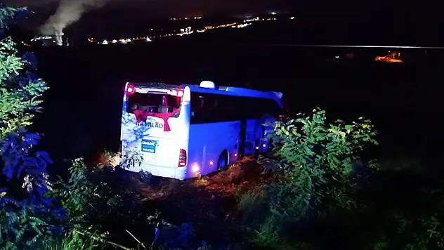 Kastamonu'dan Konya'ya gelen yolcu otobüsü tarlaya yuvarlandı: 1 ölü 19 yaralı