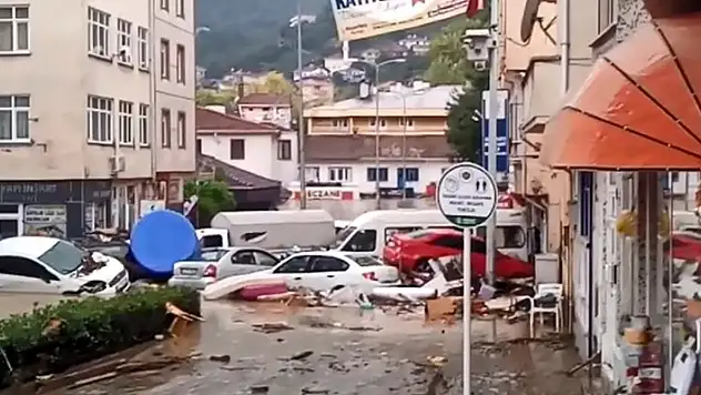 Kastamonu felaketi yaşıyor! Sel Bozkurt ilçesine böyle geldi
