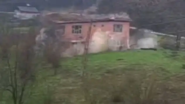 Kastamonu'da heyelan riski nedeniyle boşaltılan 2 katlı bina kendiliğinden yıkıldı