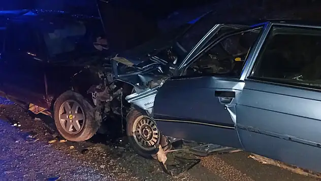 Kastamonu'da iki otomobil kafa kafaya çarpıştı: 3 yaralı