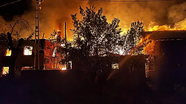 Kastamonu'da köyde korkutan yangın: 2 ev, 2 ahır ve traktör kullanılamaz hale geldi

