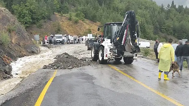 Kastamonu'da kuvvetli sağanak karayolunu ulaşıma kapattı