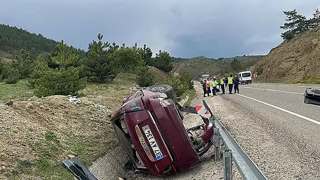 Kastamonu'da virajı alamayan otomobil şarampole devrildi: 3 yaralı