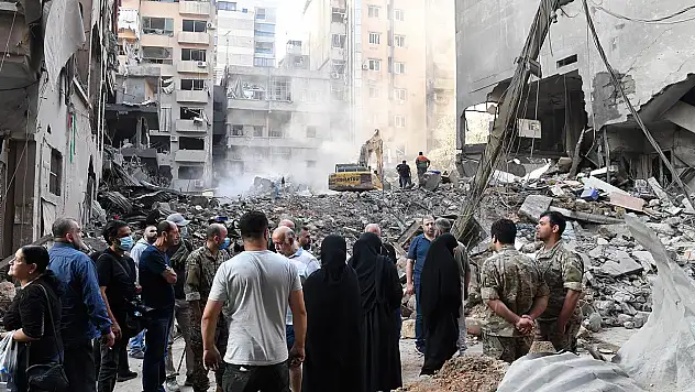 Katil İsrail, Lübnan sınır hattında artan çatışmanın ardından Beyrut'u vurdu