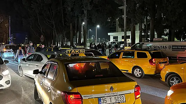 Katledilen taksici Oğuz Erge'nin cenazesini 250 araçlık konvoy ile adli tıpa getiren taksicilerden alkışlı protesto

