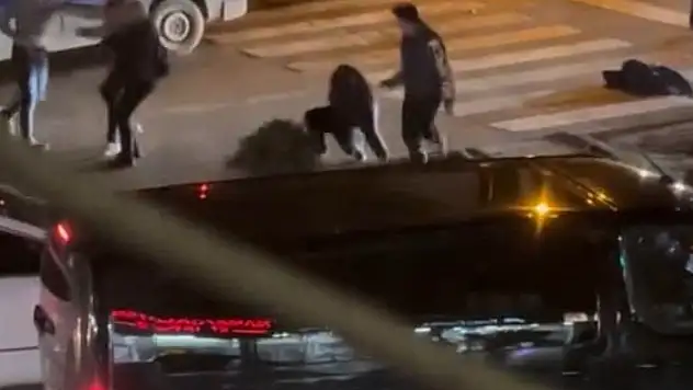 Kavga esnasında yola savrulan çocuk yürekleri ağza getirdi