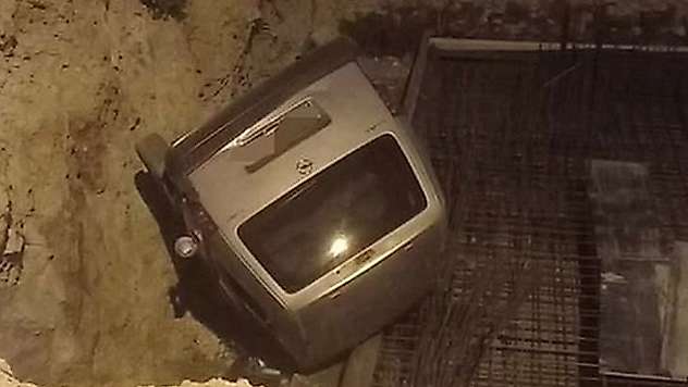 Kavga ettiği abisine araçla çarpıp çukura uçtu