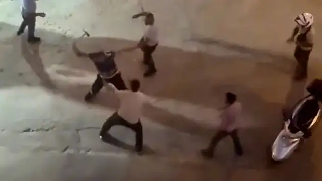 Kavga ettiği şahsa nacak ile saldırdı