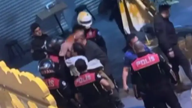 Kavgayı ayıran polis memuruna kafa attı
