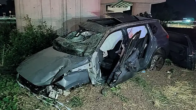 Kavşakta bariyere çarpan otomobilin motoru fırladı, sürücüsü ağır yaralı
