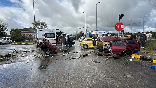 Kavşakta çarpışan otomobillerden biri ikiye bölündü 1'i çocuk, 6 yaralı
