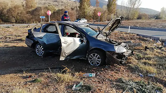 Kavşakta iki otomobil çarpıştı: 4 yaralı