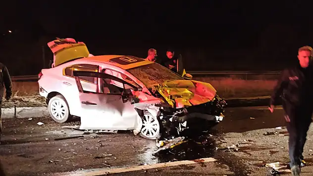 Kavşakta otomobil ile hafif ticari araç çarpıştı 1 ölü, 1 yaralı
