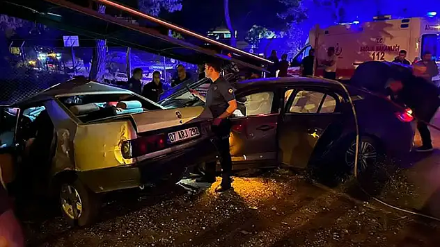 Kavşakta otomobiller çarpıştı 2 ölü, 2 yaralı

