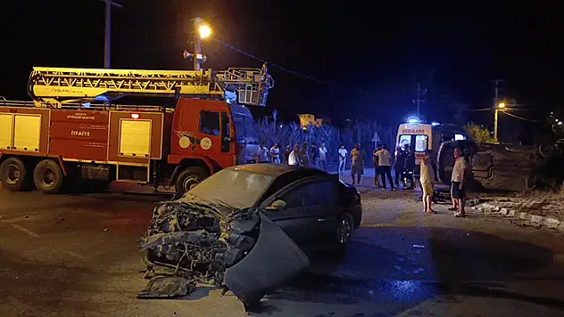 Kavşakta otomobiller çarpıştı: 3 yaralı