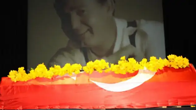 Kayahan son yolculuğuna uğurlanıyor