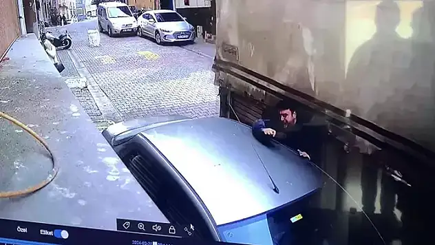 Kayan kamyoneti durdurmaya çalışırken, iki araç arasında kaldı
