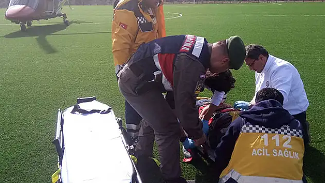Kaybolan hayvanlarını ararken kayalıklara düşen çoban kurtarıldı
