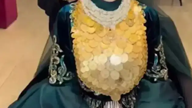 Kayınvalidesi 100'ü bir yerde taktı! O anlar sosyal medyanın gündemine yerleşti...