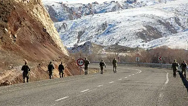 Kayıp kişiyi jandarma havadan ve karadan arıyor