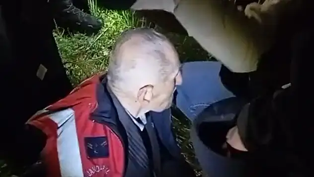 Kayıp olarak aranırken ormanda bulundu jandarma üşümemesi için yelek ve beresini verdi