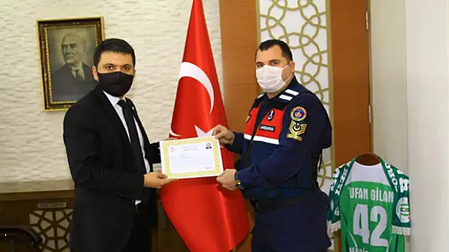 Kaymakam Gilan'dan jandarma personeline başarı belgesi