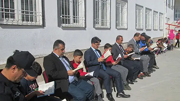Kaymakam öğrencilerle okul bahçesinde kitap okudu