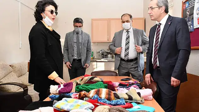 Kaymakam Pişkin öğrencilere bere, atkı ve eldiven hediye etti
