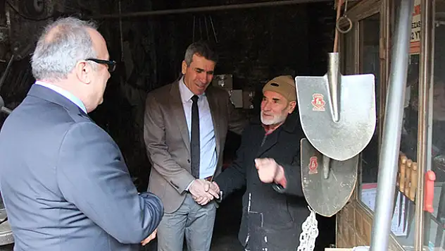 Kaymakam Sezgin'den Arasta'da esnaf ziyareti