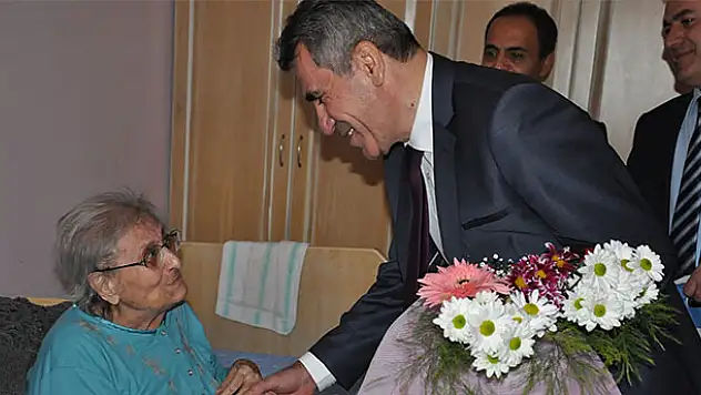 Kaymakam Sezgin'den en yaşlı öğretmen çifte ziyaret