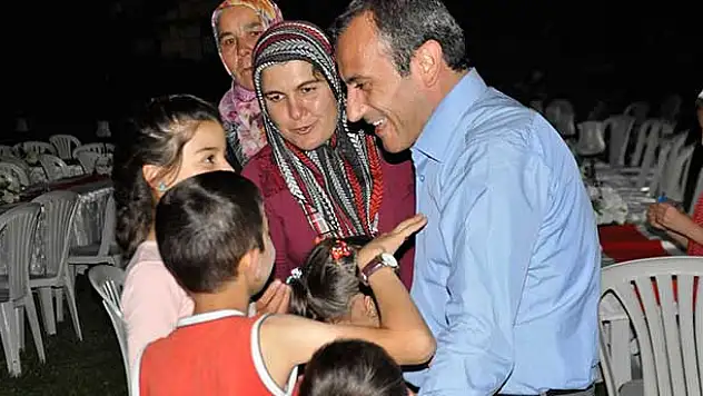 Kaymakam Sonel, Yetim ve Öksüzleri Evinde Ağırladı