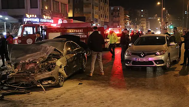 Kayseri'de 3 araca çarpan otomobil yandı: 4 yaralı

