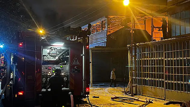 Kayseri'de 3 iş yeri yanarak kül oldu 
