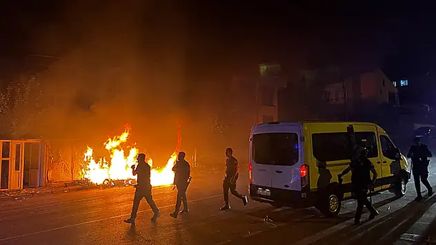 Kayseri'de 5 yaşındaki çocuğa taciz iddiası mahalleyi sokağa döktü bazı iş yerleri ateşe verildi

