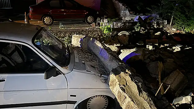 Kayseri'de bahçe duvarı çöktü 3 otomobilde hasar oluştu
