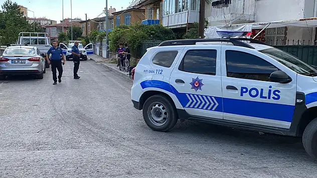 Kayseri'de bir kişi, evden ayrılmak isteyen eşini sokak ortasında bıçakladı
