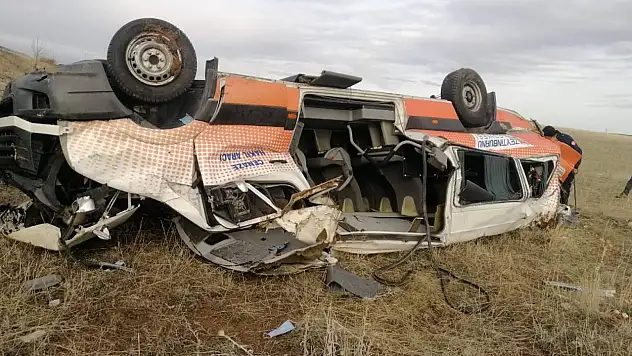 Kayseri'de cenaze nakil aracı devrildi: 2 ölü, 3 yaralı