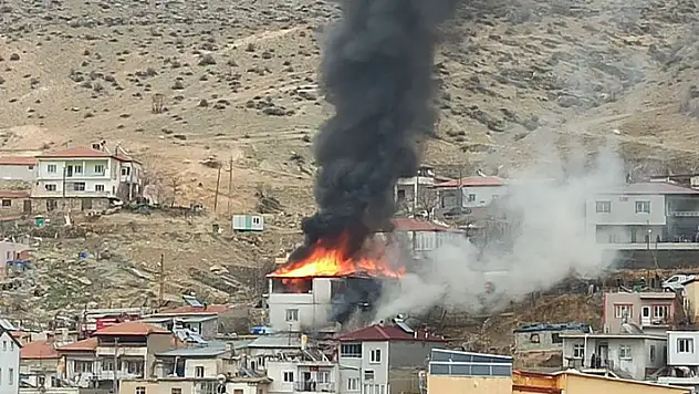Kayseri'de çıkan yangında 2 katlı ev, samanlık ve ahır yandı
